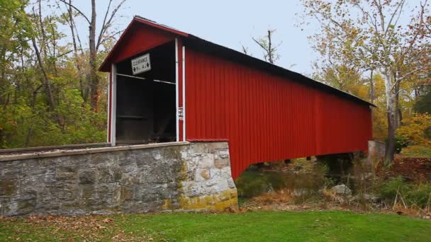 Red Covered Bridge Pennsylvania Vereinigte Staaten — Stockvideo