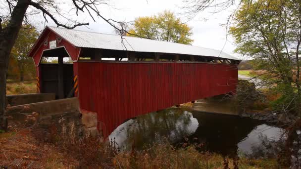 Blick Auf Die Sam Wagner Covered Bridge Pennsylvania Usa — Stockvideo