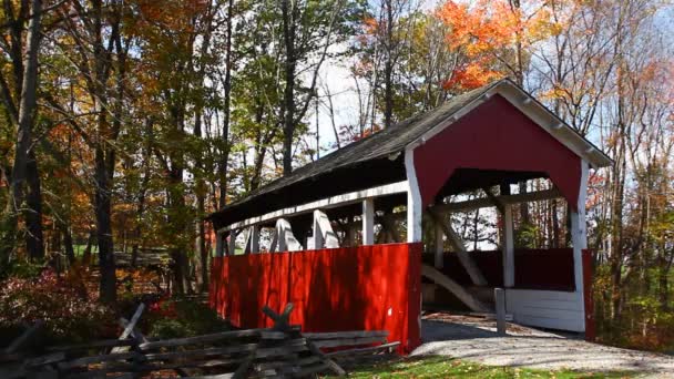 Ansicht Der Walters Mill Covered Bridge Pennsylvania Vereinigte Staaten — Stockvideo