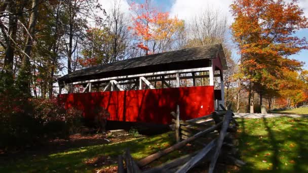 Escena Walters Mill Covered Bridge Pennsylvania Estados Unidos — Vídeos de Stock