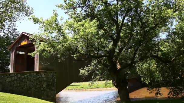 アメリカ合衆国ペンシルベニア州のハンセカーズ ミル屋根付き橋の眺め — ストック動画