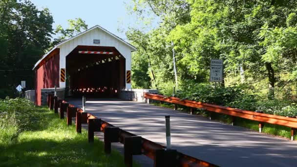 美国宾夕法尼亚州磨坊覆盖桥 Mill Capered Bridge — 图库视频影像