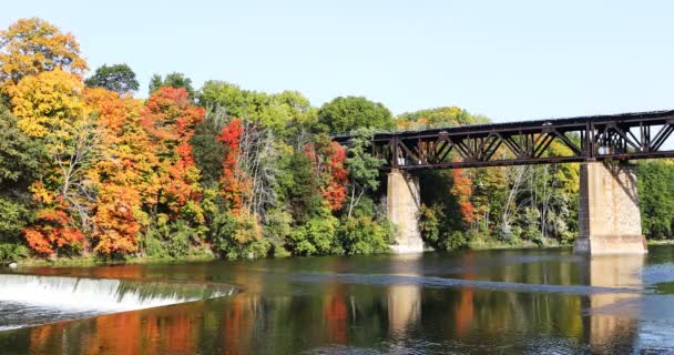 加拿大 秋天的大坝和铁路桥4K — 图库视频影像