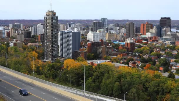 Timelapse Autopista Skyline Hamilton Canadá Otoño — Vídeos de Stock