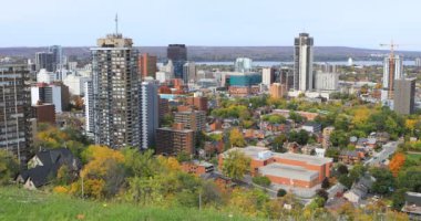 Hamilton, Ontario 'nun 4K sonbaharındaki renkli manzarası