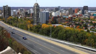 Hamilton, Ontario 'nun 4K sonbaharında ekspres yolu ve ufuk çizgisi zamanı