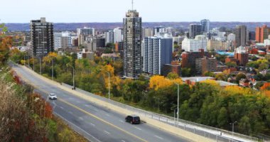 Hamilton, Ontario otoyolu ve ufuk çizgisi 4K sonbaharında.