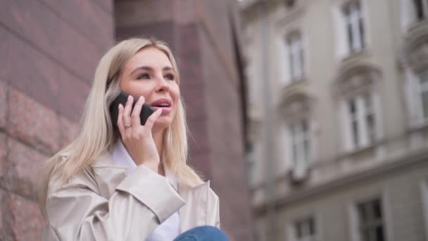 Portrét Atraktivní Blondýny Kabátě Nebo Bundě Bílé Košili Mluvící Telefonu — Stock video