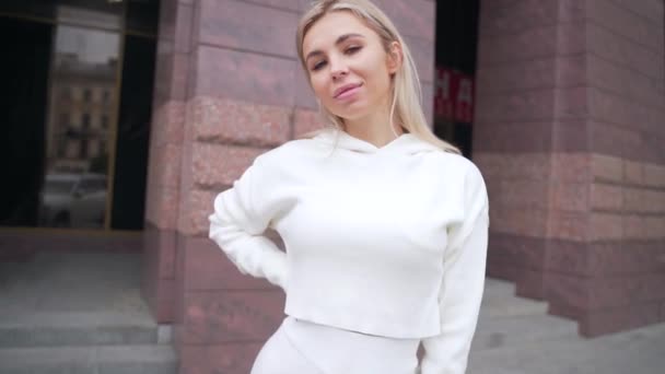 Młoda Atrakcyjna Blondynka Miasto Ulicy Ubrana Biały Dres Dotykając Uporządkować — Wideo stockowe