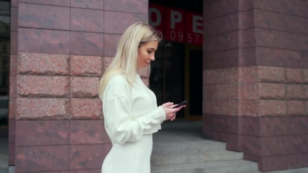 Young Attractive Blonde Woman White Clothes Street Urban Background Standing — Stock Video