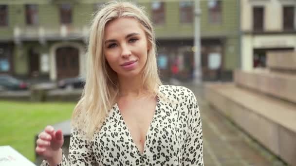 Portrait Une Jeune Blonde Sexy Regardant Caméra Sur Fond Ville — Video