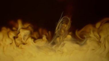 Ağır çekim, krema ya da süt ve bir fincan kahve. Makro. Kremanın soyut arkaplanı kakao espresso, latte ya da kapuçino üretiminde kullanılıyor. Mocha.