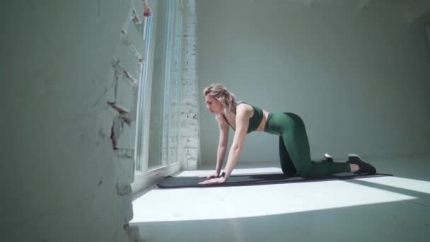 Ung Sexig Blond Kvinna Sportkläder Utöva Yoga Vit Hall Mittemot — Stockvideo