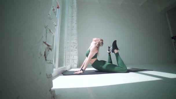 Молодая Сексуальная Блондинка Спортивной Одежде Практиковать Йогу Белом Зале Напротив — стоковое видео