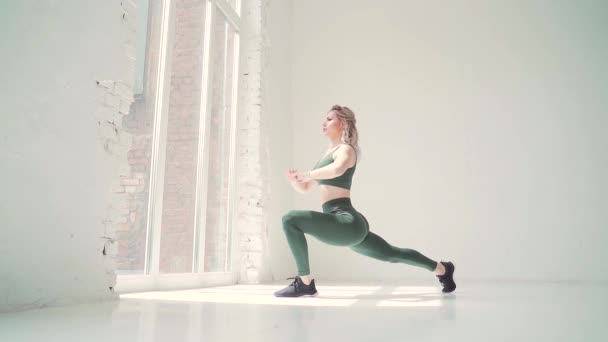 Ung Smuk Kvinde Praktiserer Yoga Hvid Sal Med Store Vinduer – Stock-video