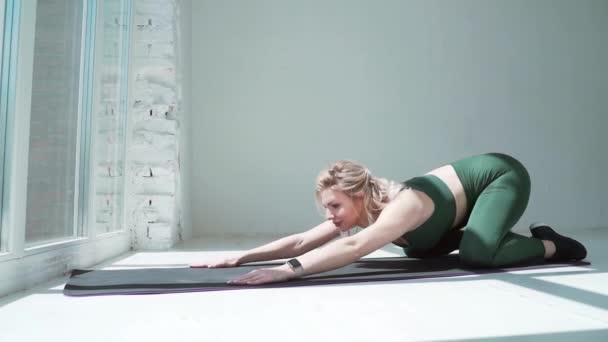 Ung Slem Flexibel Sexig Tjej Gör Stretching Övningar Sportkläder Passa — Stockvideo