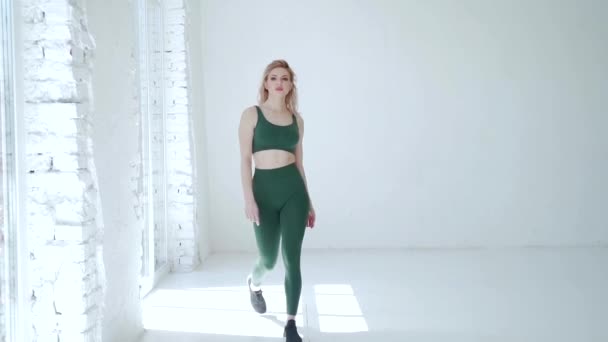 Jong Sexy Fitness Meisje Legging Een Shirt Met Een Prachtig — Stockvideo