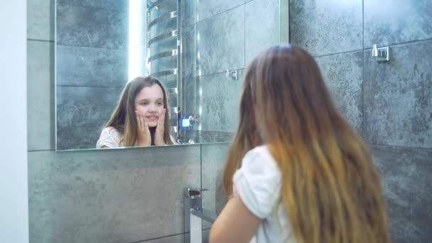 Mladá Dívka Pyžamu Ráno Myje Koupelně Před Zrcadlem Šťastné Usměvavé — Stock video