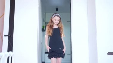 Kameranın önünde poz veren küçük bir genç kız ya da evdeki bir odada siyah elbiseli bir ayna. Moda gösterisinde gülümseyen neşeli çocuk..