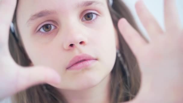 Portrait Gros Plan Une Petite Fille Rêveuse Macro Visage Une — Video