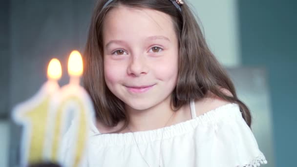 Portrét Malé Šťastné Usměvavé Dívky Stojící Divoce Pobíhající Hořících Svíčkách — Stock video