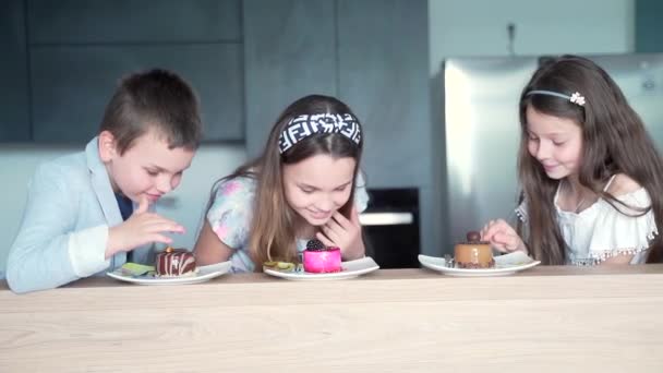 Zwei Kleine Mädchen Und Ein Junge Sitzen Der Küche Und — Stockvideo