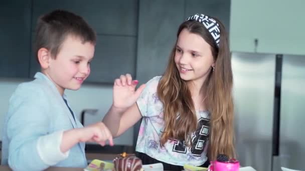 Gelukkige Kinderen Zitten Keuken Duim Omhoog Laten Zien Terwijl Lekker — Stockvideo