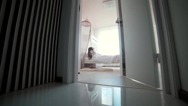 Petite Adolescente Réveille Matin Dans Chambre Lève Vient Fenêtre Tire — Video