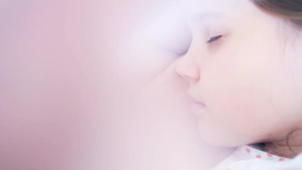 Κοντινό Πλάνο Πορτρέτο Του Χαριτωμένο Μελαχρινή Κοριτσάκι Κοιμάται Φωτεινό Λευκό — Αρχείο Βίντεο