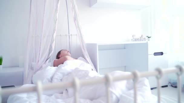 Pequeña Linda Chica Pelo Largo Despierta Levanta Cama Dormitorio Blanco — Vídeos de Stock