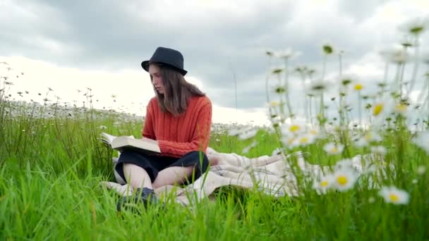 Jonge Leuke Tiener Meisje Dragen Zwarte Hoed Rode Trui Zitten — Stockvideo