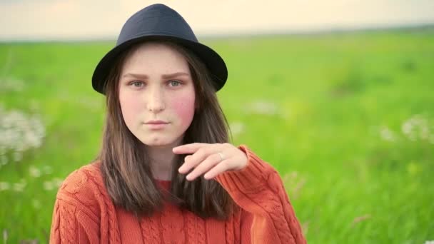 Hermosa Mujer Joven Cerca Retrato Usar Sombrero Negro Con Pecas — Vídeos de Stock