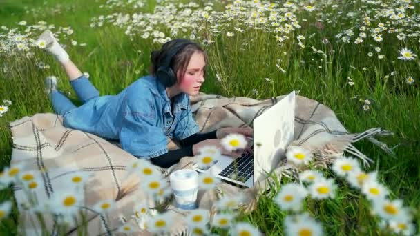 Jong Mooi Meisje Liggend Groene Stromen Gazon Met Witte Laptop — Stockvideo