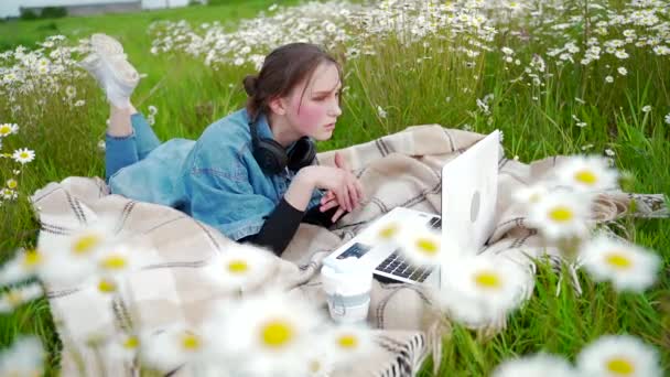 Jong Mooi Meisje Liggend Groene Stromen Gazon Met Witte Laptop — Stockvideo