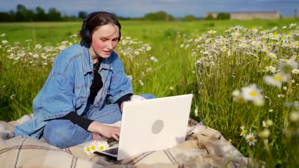 Έφηβη Μαθήτρια Που Κάθεται Στο Γκαζόν Στο Πάρκο Και Μιλάει — Αρχείο Βίντεο
