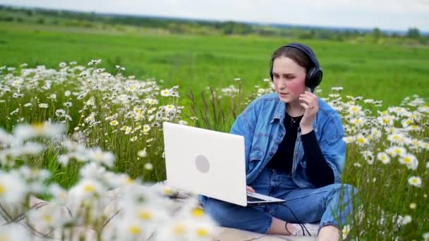 Uśmiechnięta Młoda Dziewczyna Siedząca Trawniku Parku Wpisująca Klawiaturę Pracująca Laptopie — Wideo stockowe