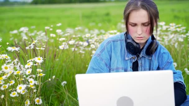 Tânăra Fată Atractivă Jachetă Blugi Stând Parc Înregistrându Laptop Căști — Videoclip de stoc
