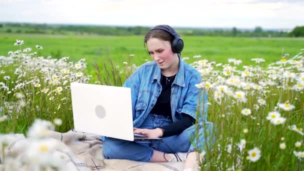 Rapariga Sorridente Sentada Gramado Parque Digitando Teclado Trabalhando Laptop Com — Vídeo de Stock