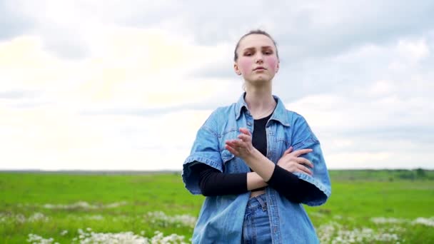 Gros Plan Portrait Jeune Adolescente Avec Visage Expressif Sérieux Portant — Video
