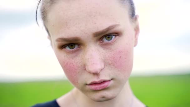 Закрыть Портрет Печальной Спокойной Зеленоглазой Молодой Девушки Веснушками Каштановыми Волосами — стоковое видео