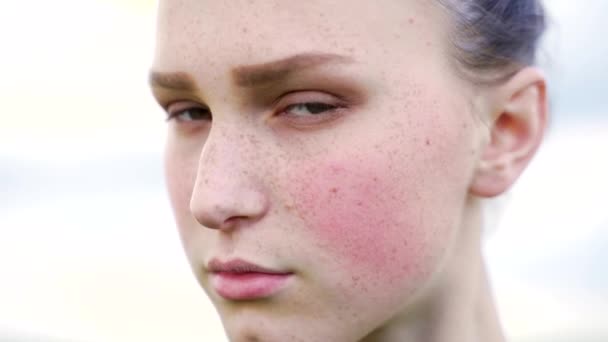 Close Portret Van Trieste Kalme Groene Ogen Jong Meisje Met — Stockvideo