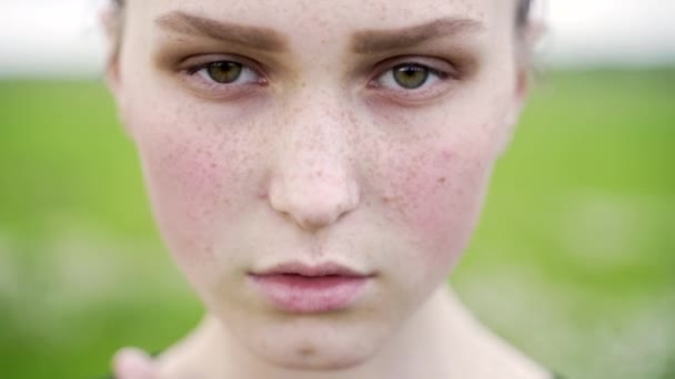 Nahaufnahme Porträt Eines Traurigen Ruhigen Grünen Mädchens Mit Sommersprossen Und — Stockvideo