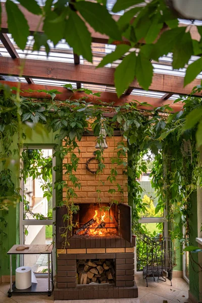 Terrasse Couverte Avec Barbecue Barbecue Intérieur Une Maison Avec Une Photo De Stock