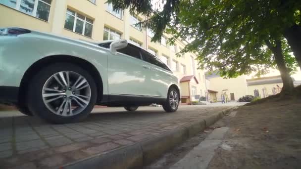 Carro Branco Luxo Passa Pelo Edifício Vista Lateral Veículo Entra — Vídeo de Stock