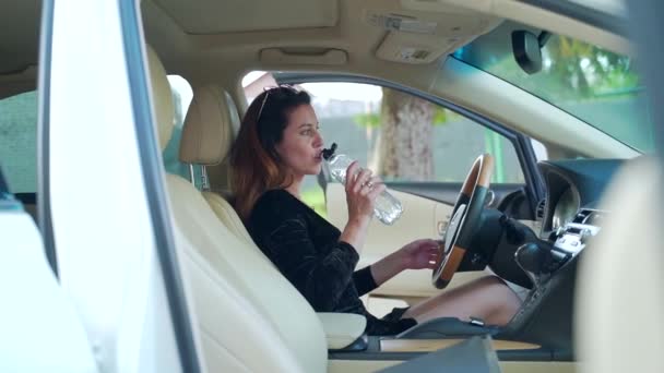 Γυναίκα Κάθεται Στο Αυτοκίνητο Και Πίνει Νερό Εσωτερικό Ενός Πολυτελούς — Αρχείο Βίντεο