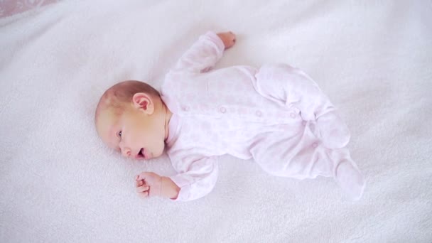 Nowonarodzona Dziewczynka Łóżku Widok Góry Piękne Niemowlę Białej Piżamie Otwartymi — Wideo stockowe