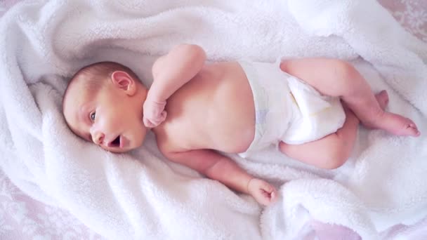 Bebê Recém Nascido Está Deitado Cama Com Uma Fralda Vista — Vídeo de Stock