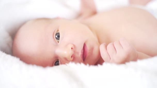 Лицо Ближе Новорожденному Ребёнок Открытыми Глазами Ртом Девушка Лежит Постели — стоковое видео