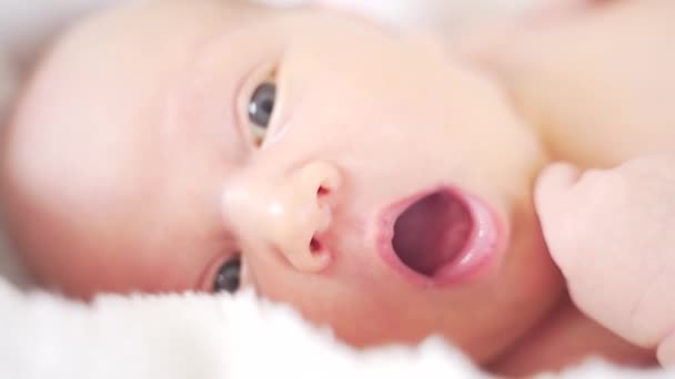 Face Close Newborn Baby Open Eyes Mouth Girl Lying Bed — Stock Video