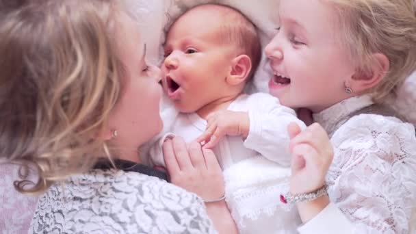 Drie Schattige Kleine Kinderen Liggen Het Bed Zussen Knuffelen Kussen — Stockvideo